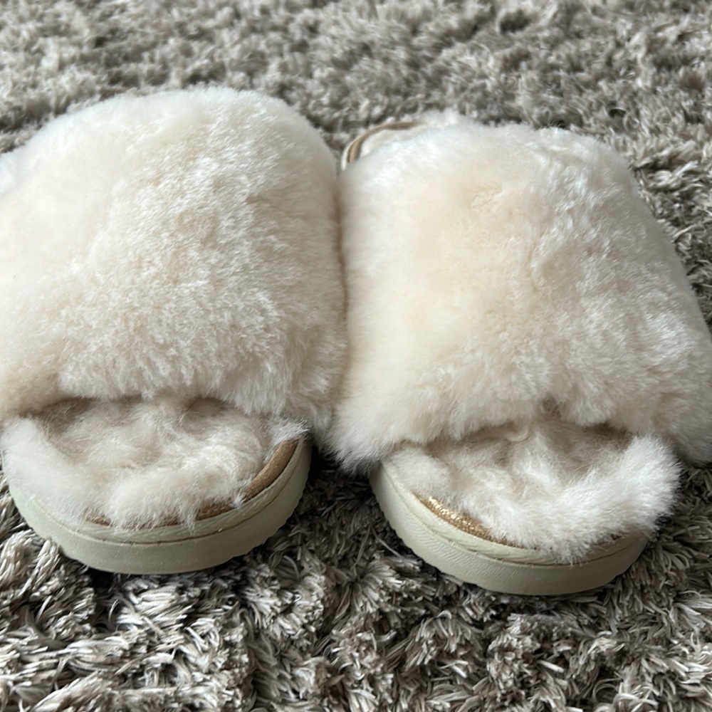 Fireside slippers size 10 good condition cream color!!